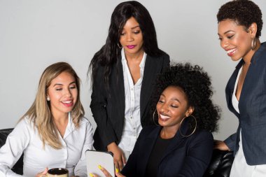 Grup dört Latin ve Afro-Amerikan iş kadınları