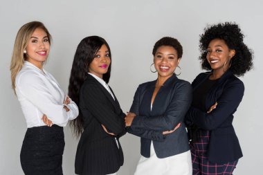 Grup dört Latin ve Afro-Amerikan iş kadınları