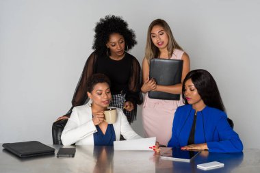 Grup dört Latin ve Afro-Amerikan iş kadınları