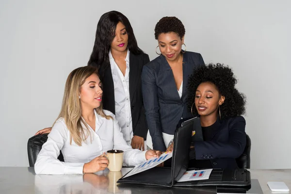 Gruppe Von Vier Hispanischen Und Afrikanisch Amerikanischen Geschäftsfrauen — Stockfoto