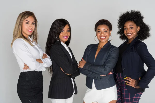 Ομάδα Τεσσάρων Ισπανόφωνων Και Αφρικανικές Αμερικανικές Γυναίκες Επιχειρηματίες — Φωτογραφία Αρχείου