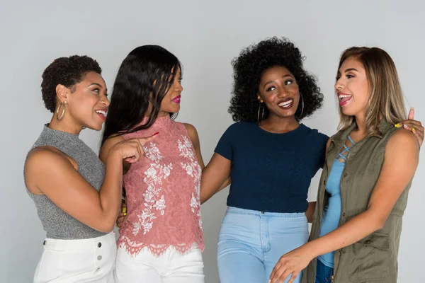 Grupo Quatro Amigas Afro Americanas Hispânicas — Fotografia de Stock