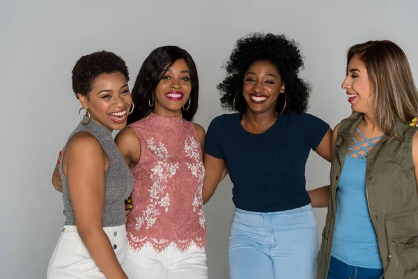 Grupo Quatro Amigas Afro Americanas Hispânicas — Fotografia de Stock