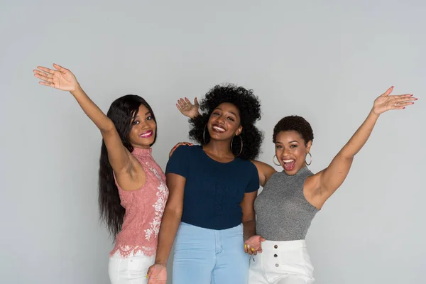 Grupo Três Jovens Amigos Afro Americanos Sorrindo — Fotografia de Stock