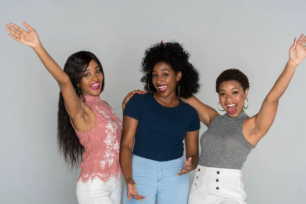 Grupo Três Jovens Amigos Afro Americanos Sorrindo — Fotografia de Stock