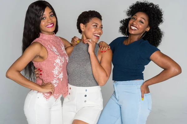 Grupa Trzech Młodych Przyjaciół African American Uśmiechający Się — Zdjęcie stockowe