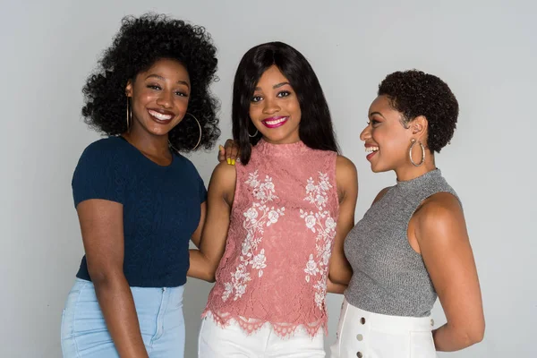 Grupp Tre Unga Afroamerikanska Vänner Leende — Stockfoto
