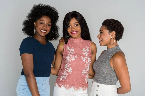 Grupo Três Jovens Amigos Afro Americanos Sorrindo — Fotografia de Stock