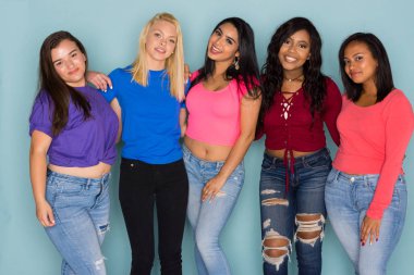 Tüm ırkların 5 genç kadın arkadaş grubu