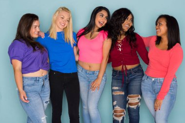 Tüm ırkların 5 genç kadın arkadaş grubu