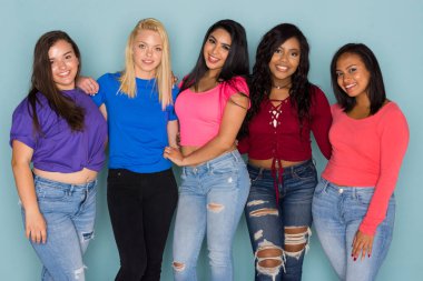 Tüm ırkların 5 genç kadın arkadaş grubu