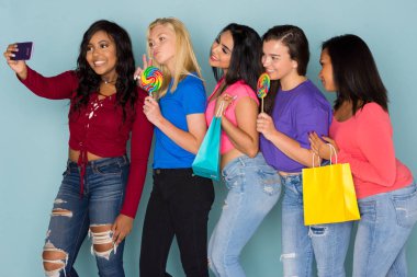 Grup Genç kadın arkadaşıyla birlikte vakit