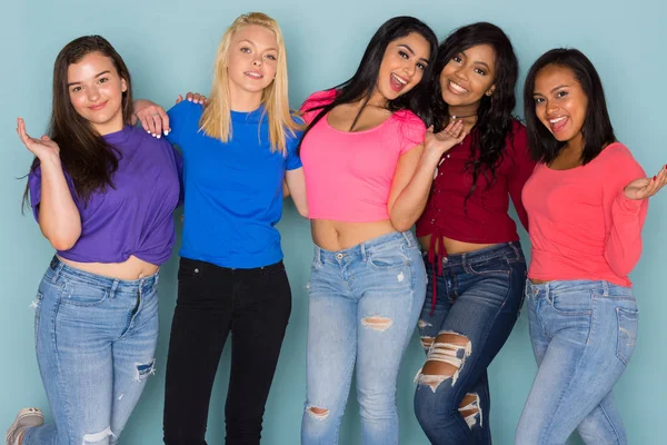 Grupa Młodych Przyjaciół Kobiet Wszystkich Ras — Zdjęcie stockowe