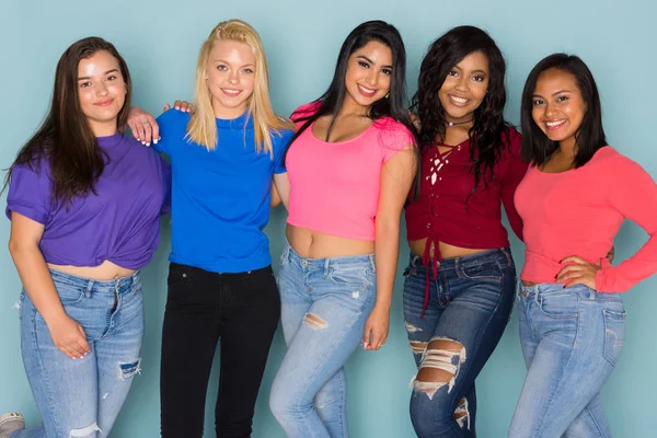 Groep Jonge Vrouwelijke Vrienden Van Alle Rassen — Stockfoto