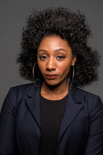 Jonge African American Vrouw Poseren Voor Een Portret — Stockfoto