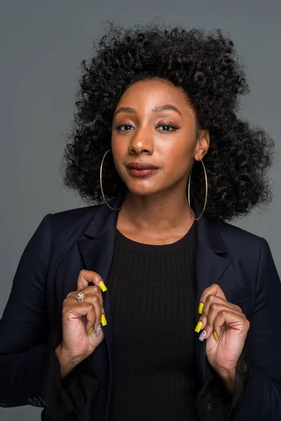 Unga Afroamerikanska Kvinna Poserar För Ett Porträtt — Stockfoto