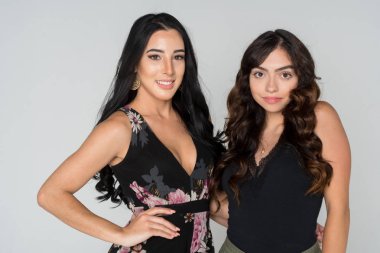 Arkadaşlar iki genç İspanyol kadın