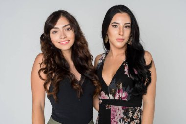 Arkadaşlar iki genç İspanyol kadın