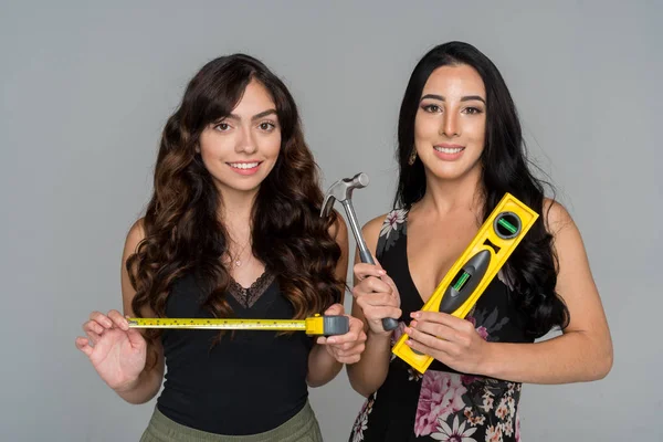 Duas Mulheres Hispânicas Que Estão Reparando Suas Casas — Fotografia de Stock