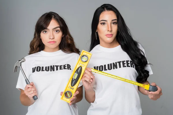 Duas Mulheres Que Voluntariam Para Ajudar Uma Causa — Fotografia de Stock