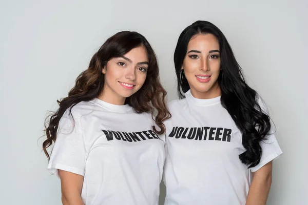 Duas Mulheres Que Voluntariam Para Ajudar Uma Causa — Fotografia de Stock