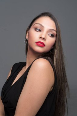 Kadın İspanyol moda model stüdyoda poz