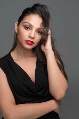 Kadın İspanyol moda model stüdyoda poz