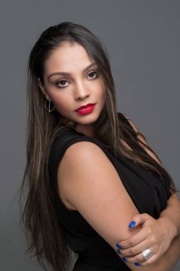 Kadın İspanyol moda model stüdyoda poz