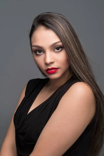 Modelo Moda Hispânica Feminina Posando Estúdio — Fotografia de Stock