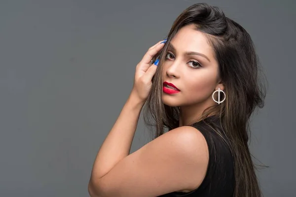 Modelo Moda Hispânica Feminina Posando Estúdio — Fotografia de Stock