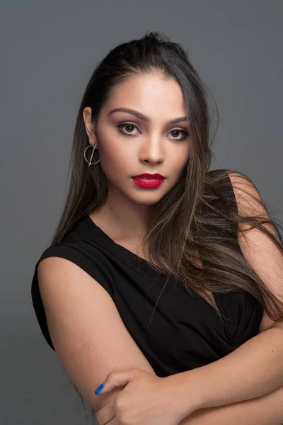 Modelo Moda Hispânica Feminina Posando Estúdio — Fotografia de Stock