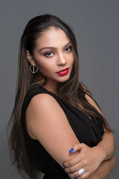 Modelo Moda Hispânica Feminina Posando Estúdio — Fotografia de Stock