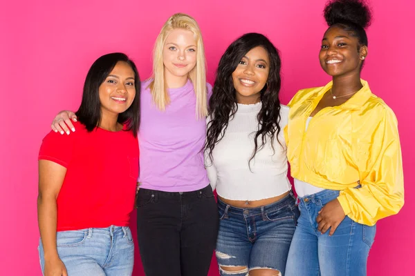 Groep Van Vrouwelijke Divers Jeugdvrienden Roze Achtergrond — Stockfoto