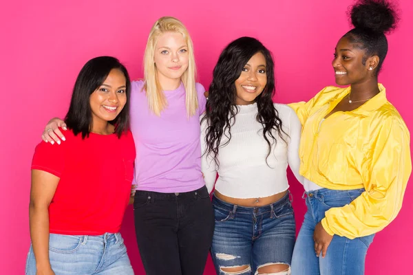 Grupp Kvinnliga Olika Tonåriga Vänner Rosa Bakgrund — Stockfoto