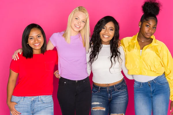 ピンクの背景の女性の多様な十代の友達のグループ — ストック写真
