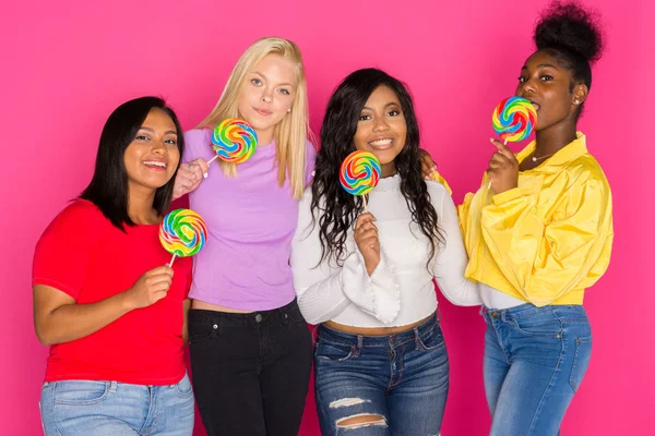 Grupo Mulheres Diversas Adolescentes Amigos Fundo Rosa — Fotografia de Stock