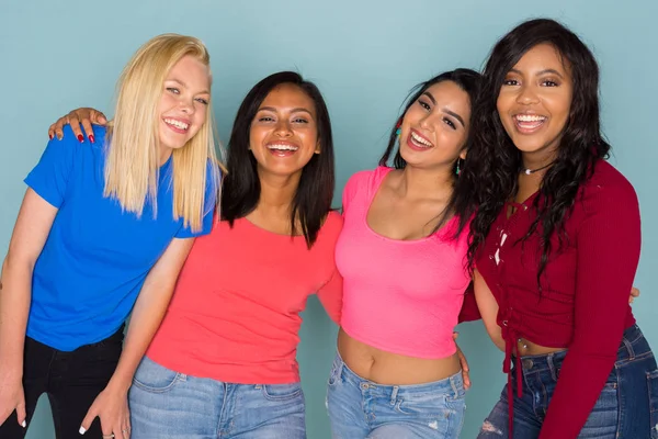 Grup Genç Kadın Arkadaşıyla Birlikte Vakit — Stok fotoğraf