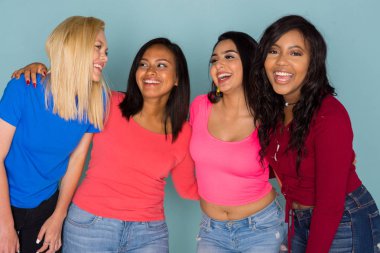 Grup Genç kadın arkadaşıyla birlikte vakit