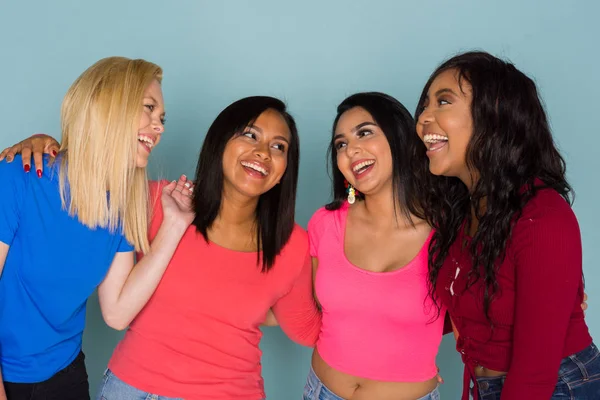 Groep Jonge Vrouwelijke Vrienden Samen Tijd Doorbrengen — Stockfoto