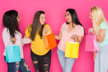 Pembe bir arka plan üzerinde birlikte eğleniyor dört genç kız Grup