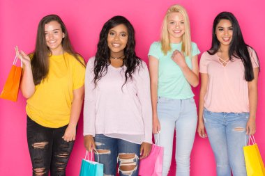 Pembe bir arka plan üzerinde birlikte eğleniyor dört genç kız Grup