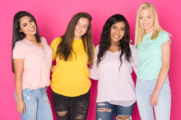 Groep Van Vier Tiener Meisjes Plezier Samen Een Roze Achtergrond — Stockfoto