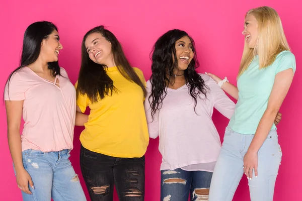 Группа Четырех Девочек Подростков Веселятся Вместе Розовом Фоне — стоковое фото