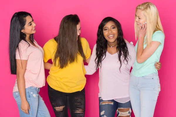 Grupa Czterech Dziewczyn Nastolatki Zabawy Razem Różowym Tle — Zdjęcie stockowe