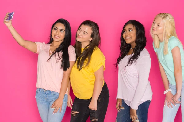 Gruppo Quattro Ragazze Adolescenti Che Divertono Insieme Uno Sfondo Rosa — Foto Stock
