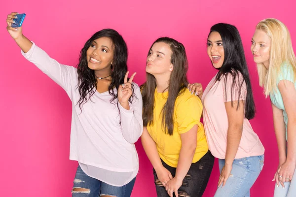 Група Чотирьох Дівчат Підлітків Розважаються Разом Рожевому Фоні — стокове фото