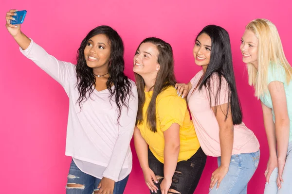 Grupo Quatro Meninas Adolescentes Divertindo Juntos Fundo Rosa — Fotografia de Stock