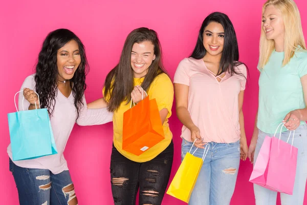 Grupo Cuatro Chicas Adolescentes Divirtiéndose Juntas Sobre Fondo Rosa —  Fotos de Stock