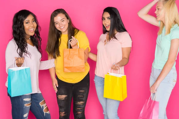 四组青少年女孩在粉红色背景下一起玩 — 图库照片