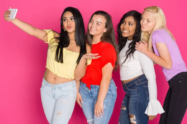 Група Чотирьох Дівчат Підлітків Розважаються Разом Рожевому Фоні — стокове фото